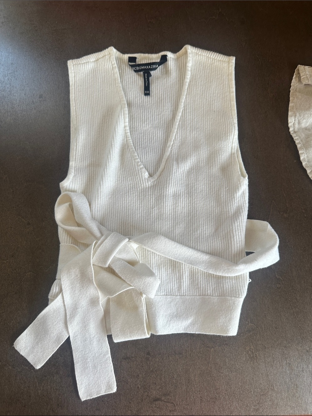 BCBGMaxAzria Cream Ribbed V-Neck Sleeveless Sweater with Waist Tie